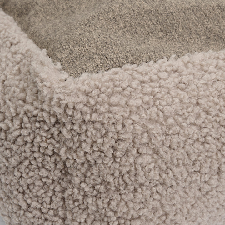 Closeup af beige hundekurv i teddy materiale