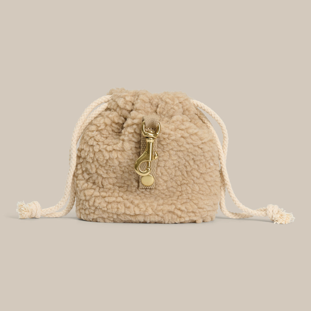 Beige teddy godbidstaske med karabinhage og nem åbning