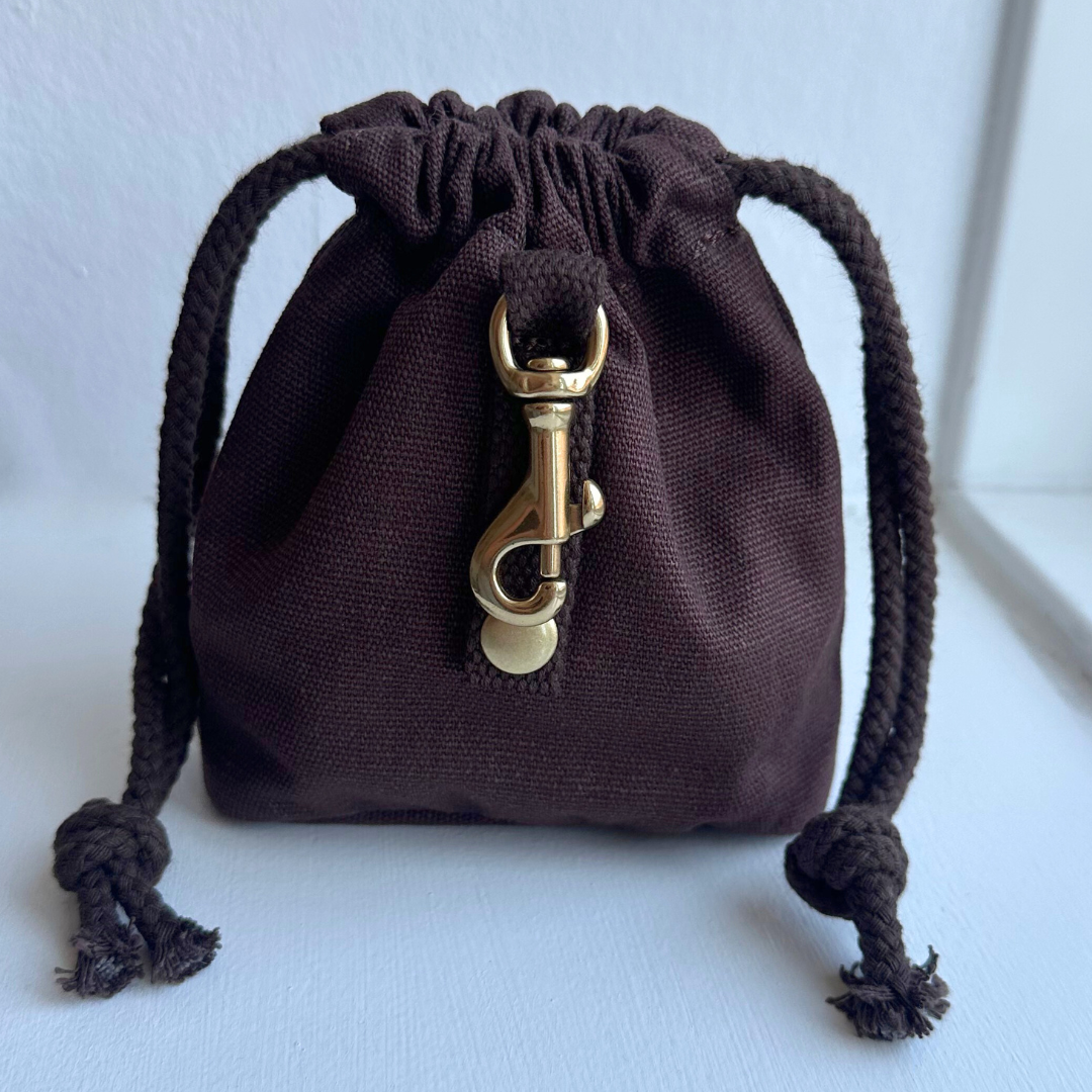 Brun godbidstaske med karabinhage