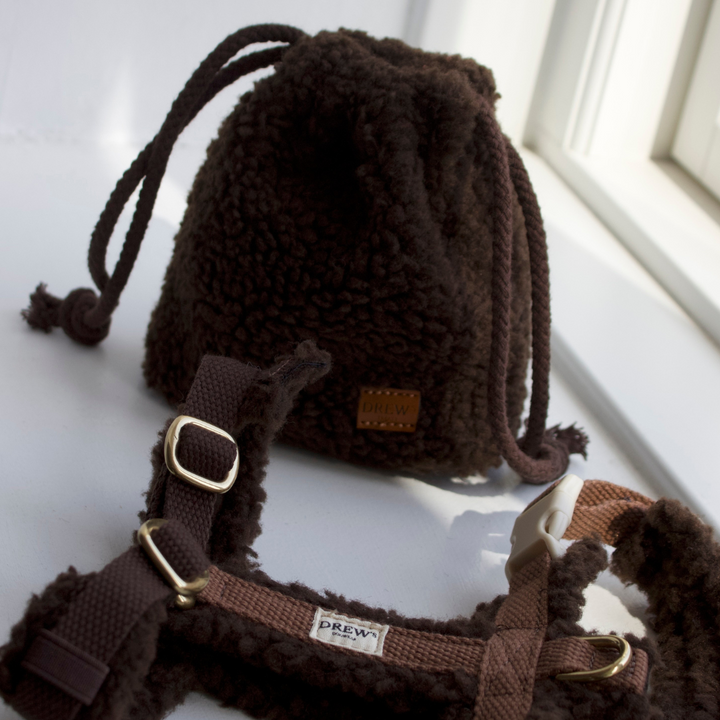 Praktisk godbidstaske i teddy materiale