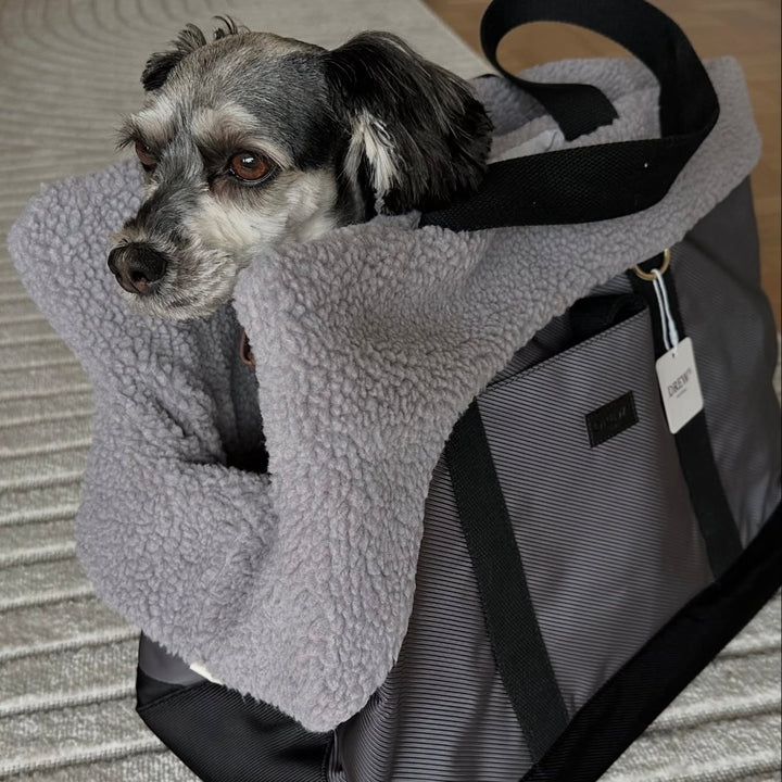 Hund i grå og og sort hundetaske