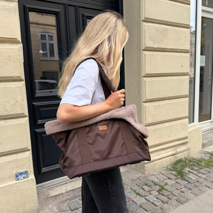 Rejsetaske til hunde i mørkebrun med teddy for