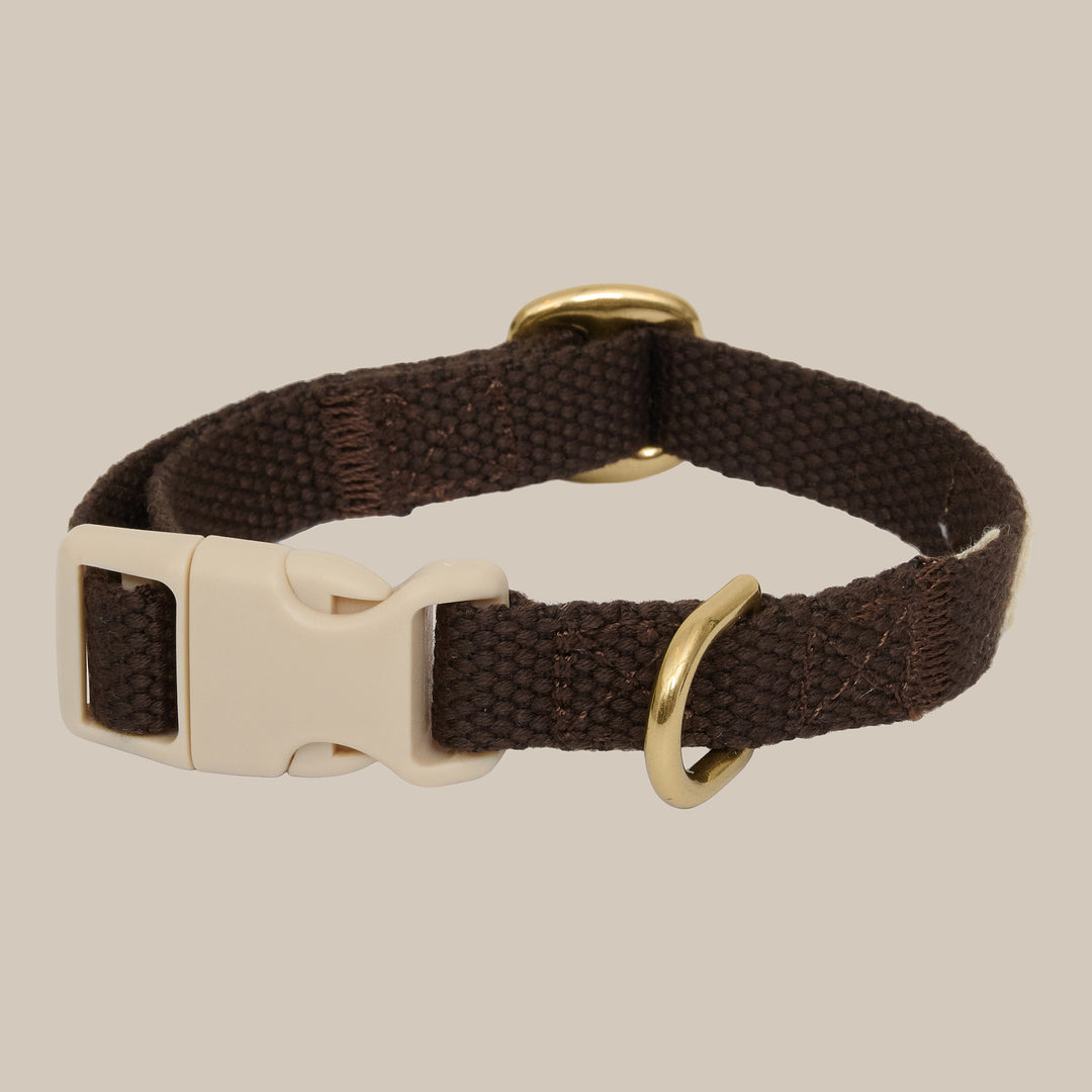 Mørkebrunt hvalpehalsbånd med messing detaljer