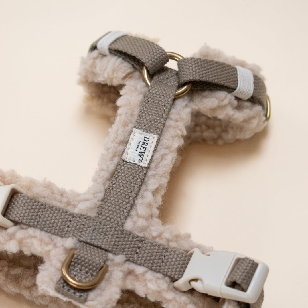 Justerbar teddy hundesele af blødt fleece i beige.