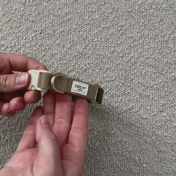 Olive / Blødt & justerbart halsbånd (grøn/beige)